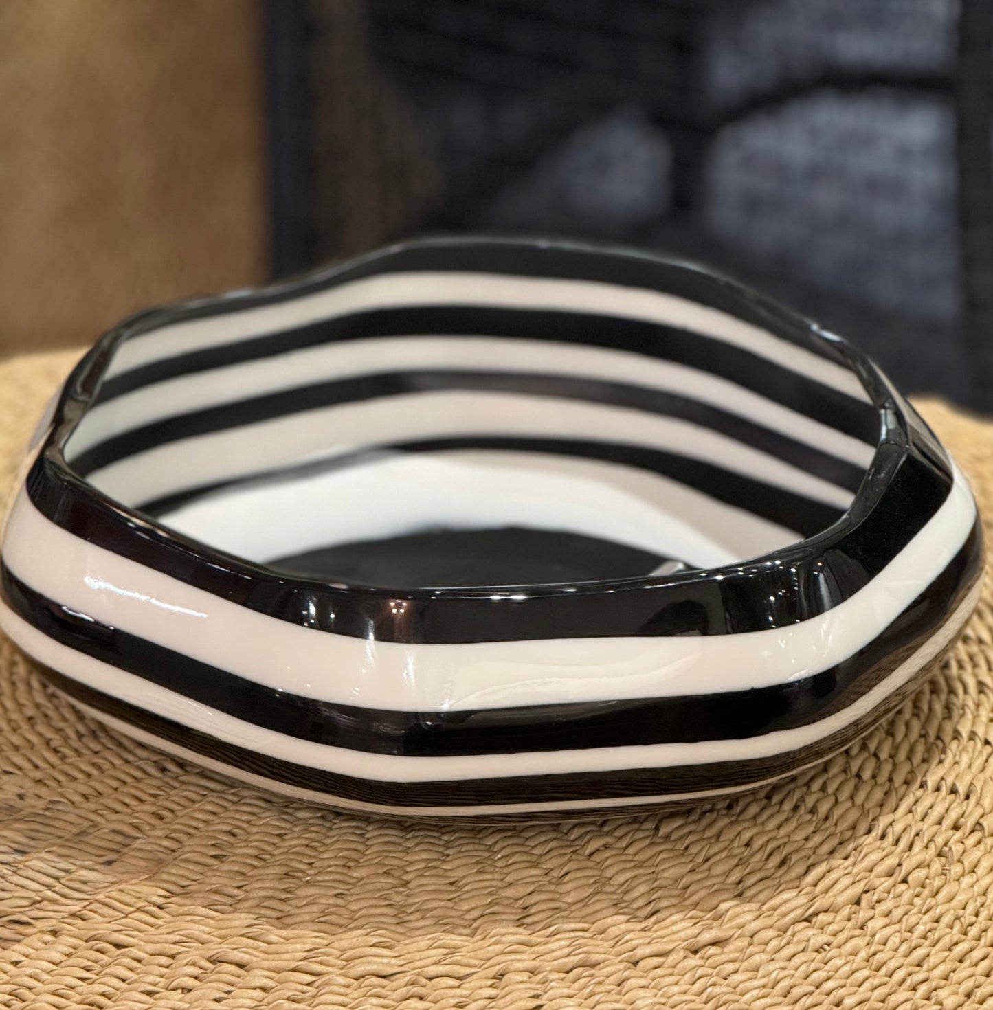 ruchhin round bowl black and white resin