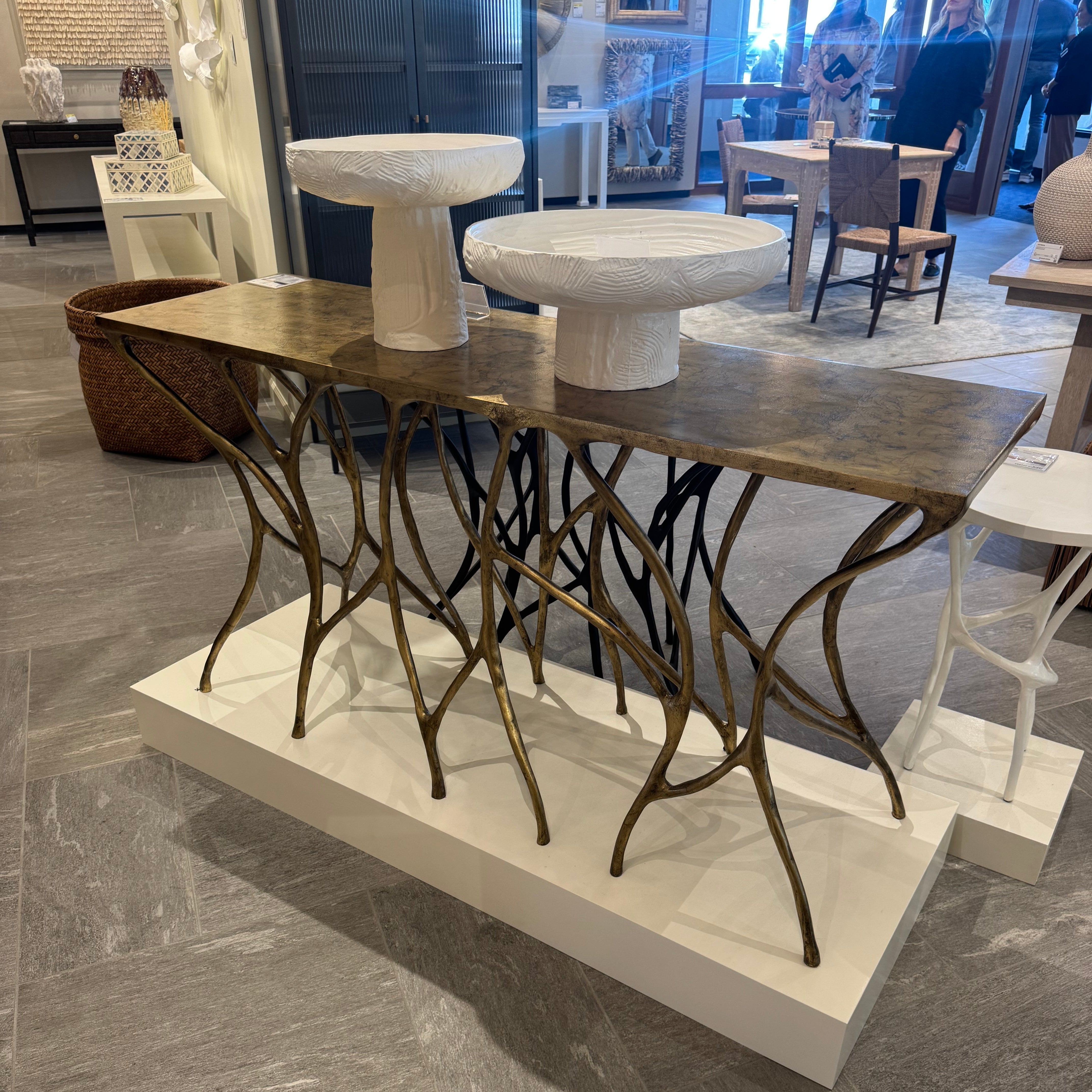 クロコダイルアンティークゴールドアンチャーテッド Made Goods Aldrich Console Antiqued Gold Leaf Iron – CLAYTON GRAY HOME