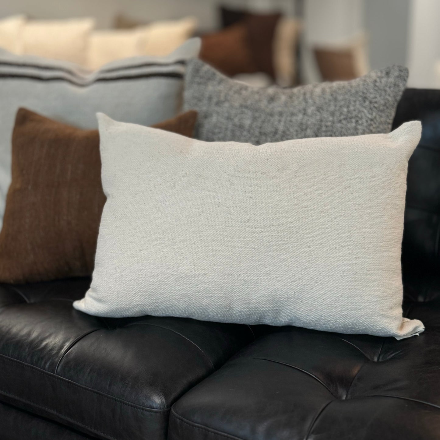 Liso Lumbar Pillow Styled